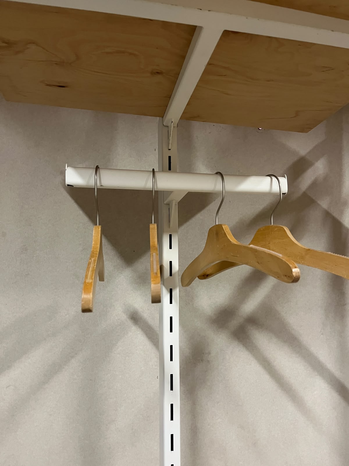 Élément mural sur roulettes avec accessoires – L123 cm