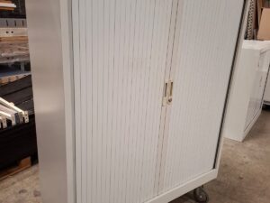 Armoire de bureau métallique grise sur roulettes – L120,5 cm