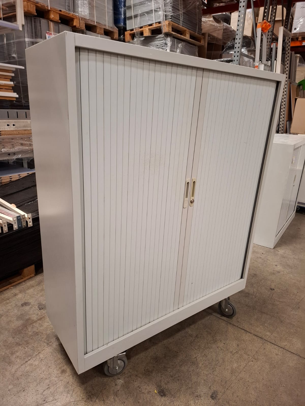 Armoire de bureau métallique grise sur roulettes – L120,5 cm
