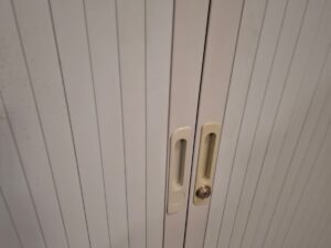 Armoire de bureau métallique grise sur roulettes – L120,5 cm