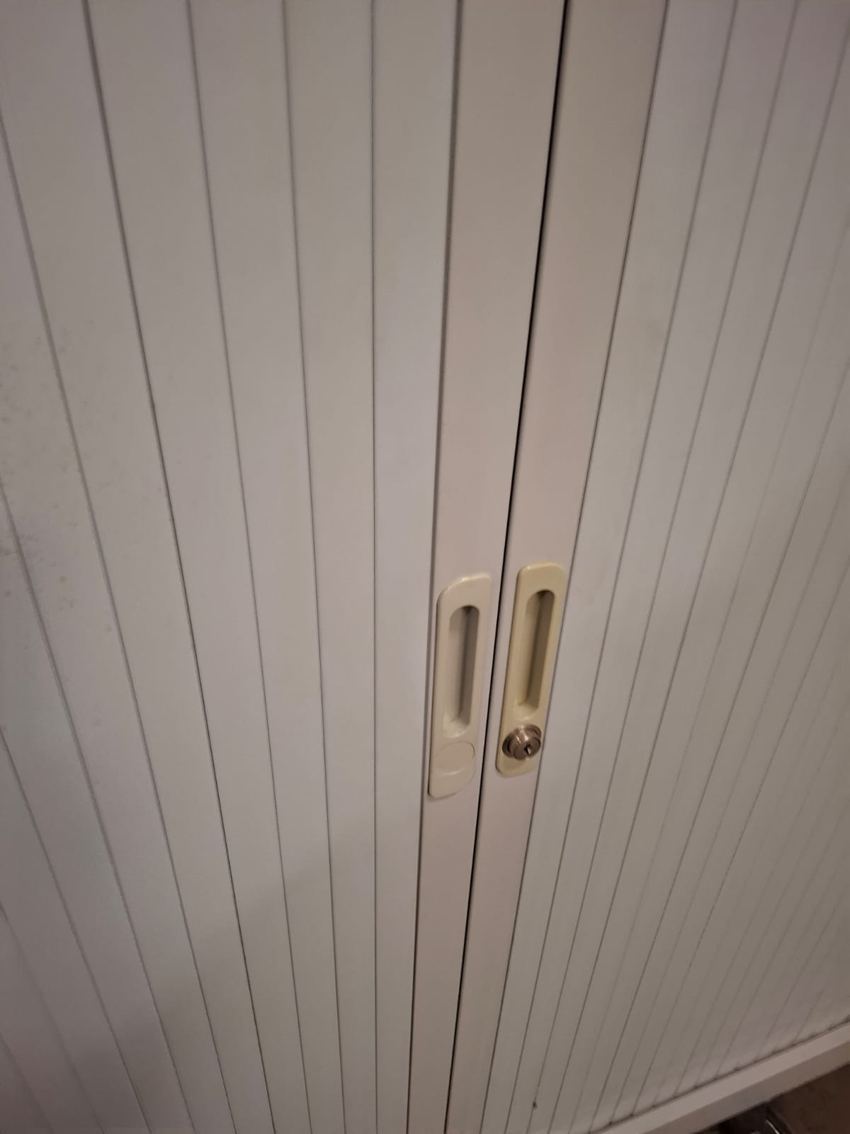 Armoire de bureau métallique grise sur roulettes – L120,5 cm