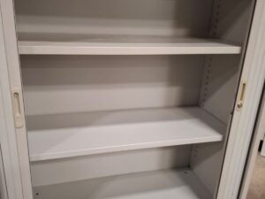 Armoire de bureau métallique grise sur roulettes – L120,5 cm