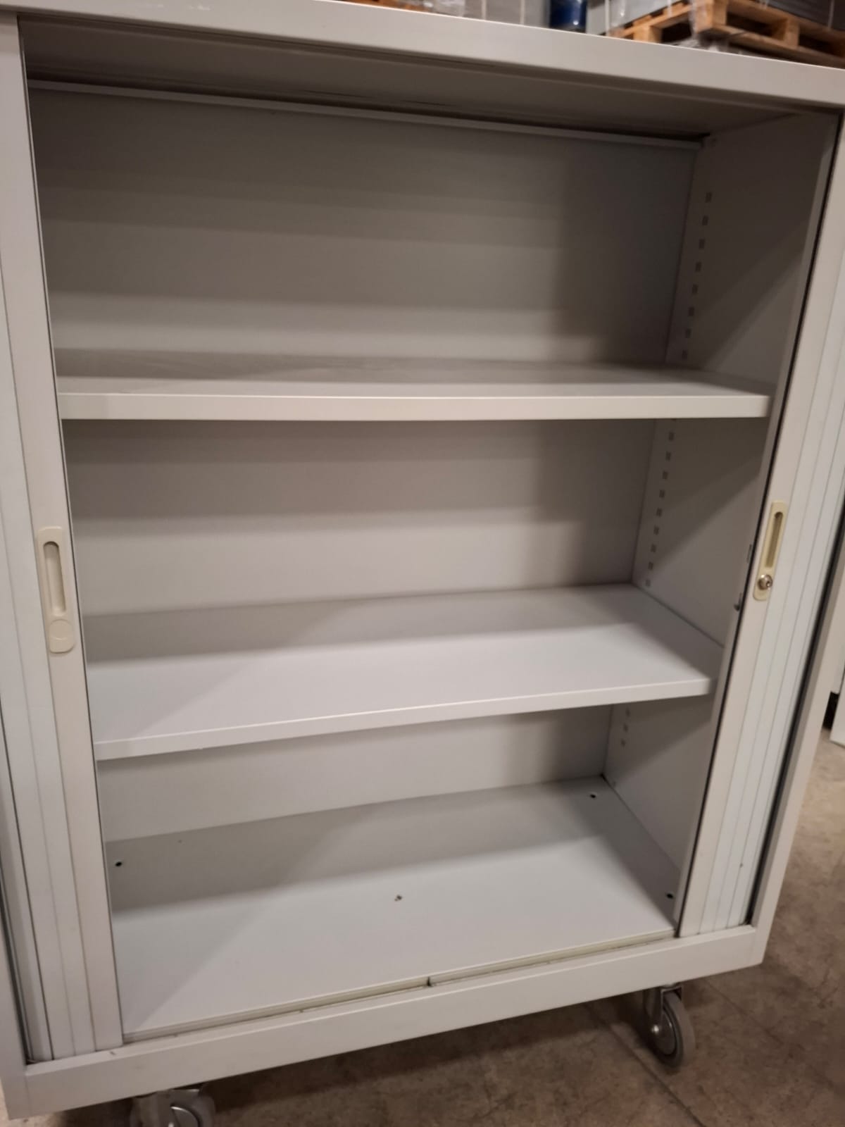 Armoire de bureau métallique grise sur roulettes – L120,5 cm