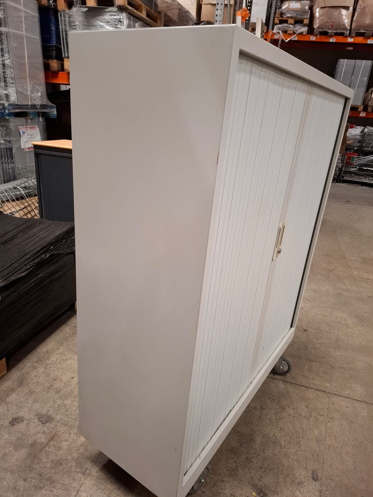Armoire de bureau métallique grise sur roulettes – L120,5 cm