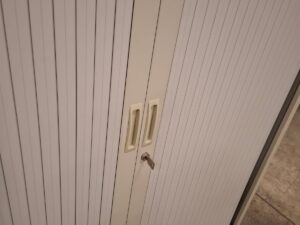 Armoire de bureau métallique grise avec clé – L120,5 cm