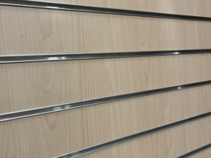 Panneau rainuré mural en bois avec inserts aluminium – L97 cm