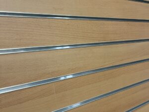 Panneau rainuré mural en bois avec inserts aluminium