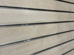 Panneau rainuré mural en bois clair avec inserts aluminium