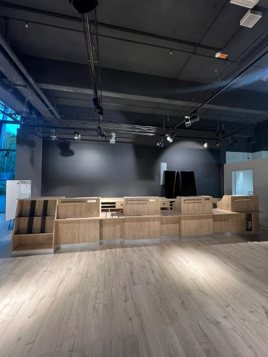 Comptoir d'accueil en bois avec blocs PMR – L662 cm