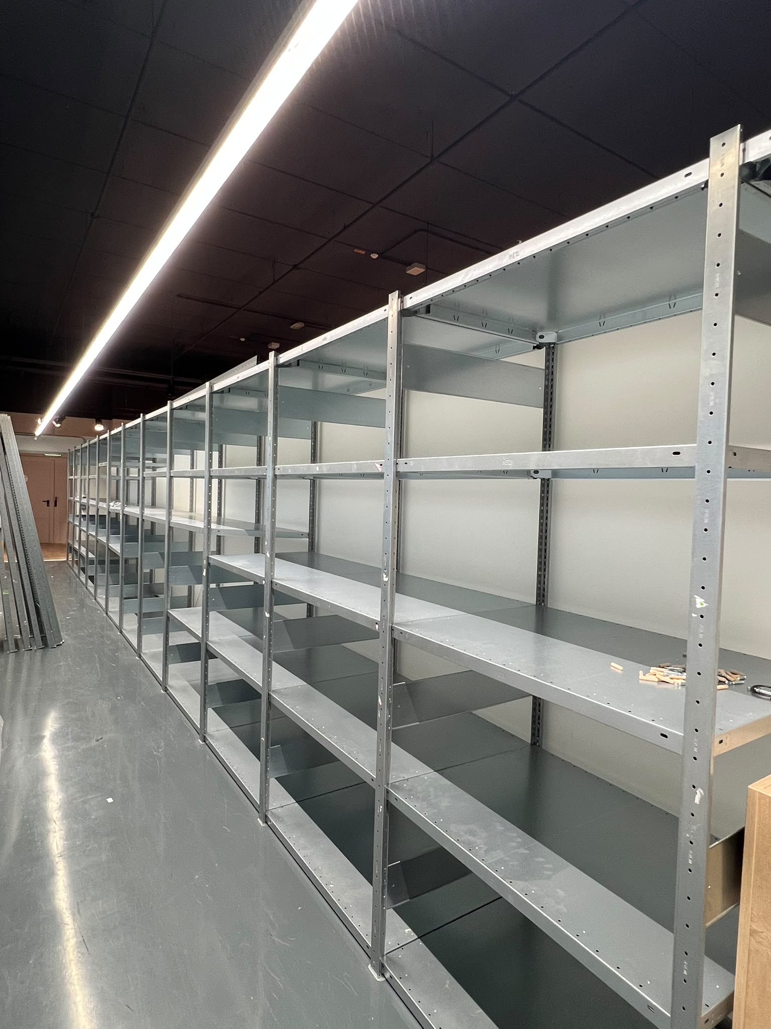 Lot de 12 éléments de stockage gris métalliques – L12,13 m