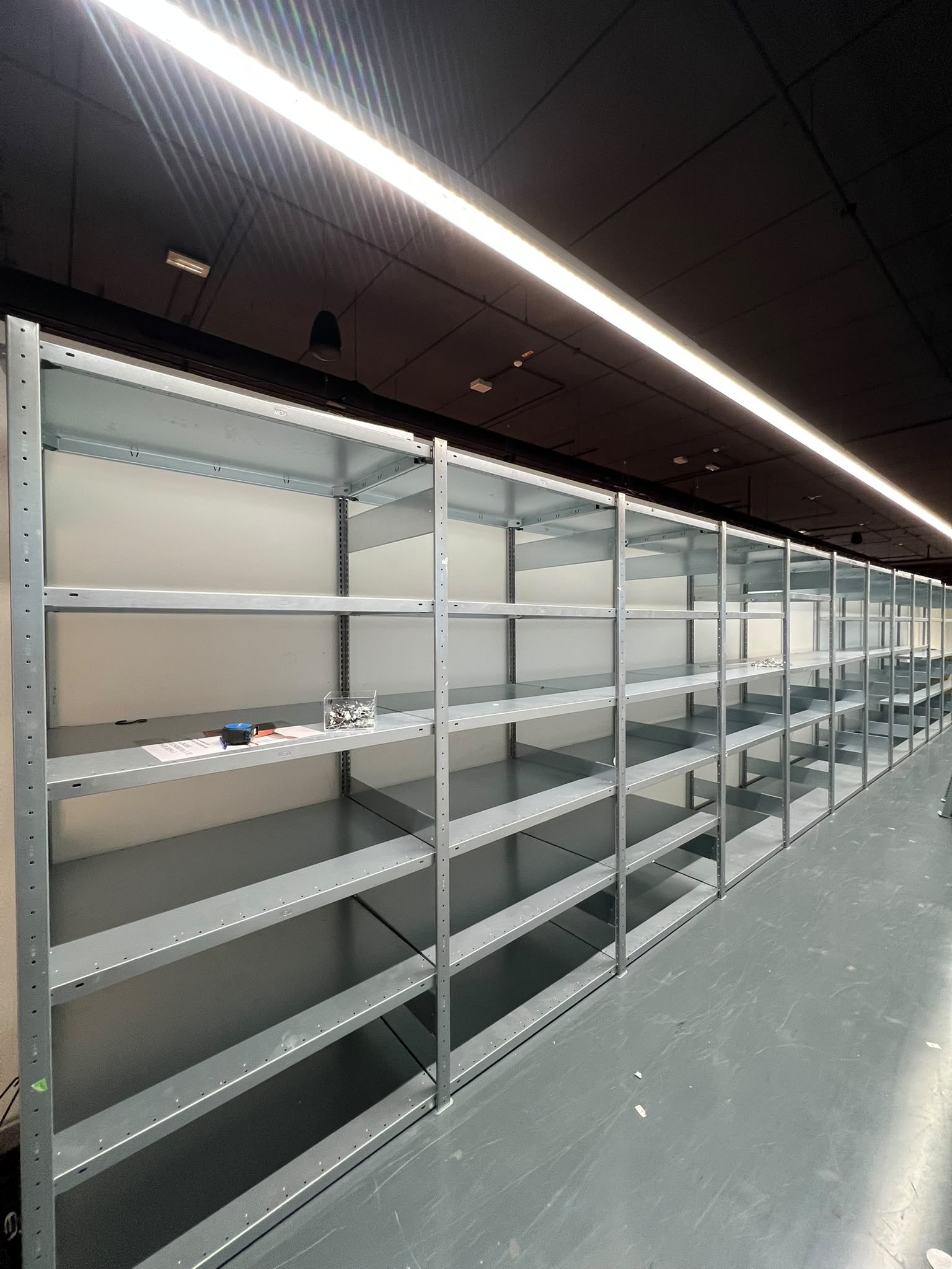 Lot de 12 éléments de stockage gris métalliques – L12,13 m
