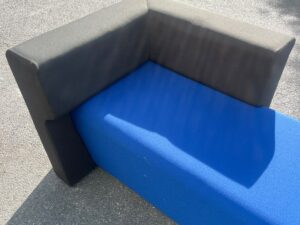 Banquette en tissu bleu et gris – L175 cm