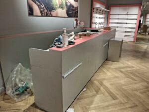 Comptoir en bois rose en L – Gris et rose – L514 cm