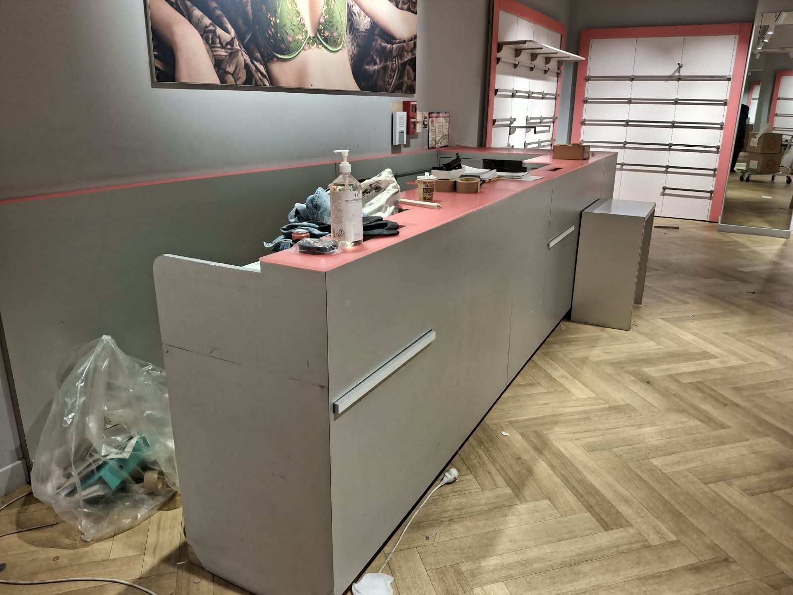 Comptoir en bois rose en L – Gris et rose – L514 cm
