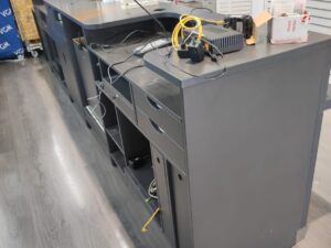 Comptoir d’accueil gris anthracite avec module PMR – L445 cm