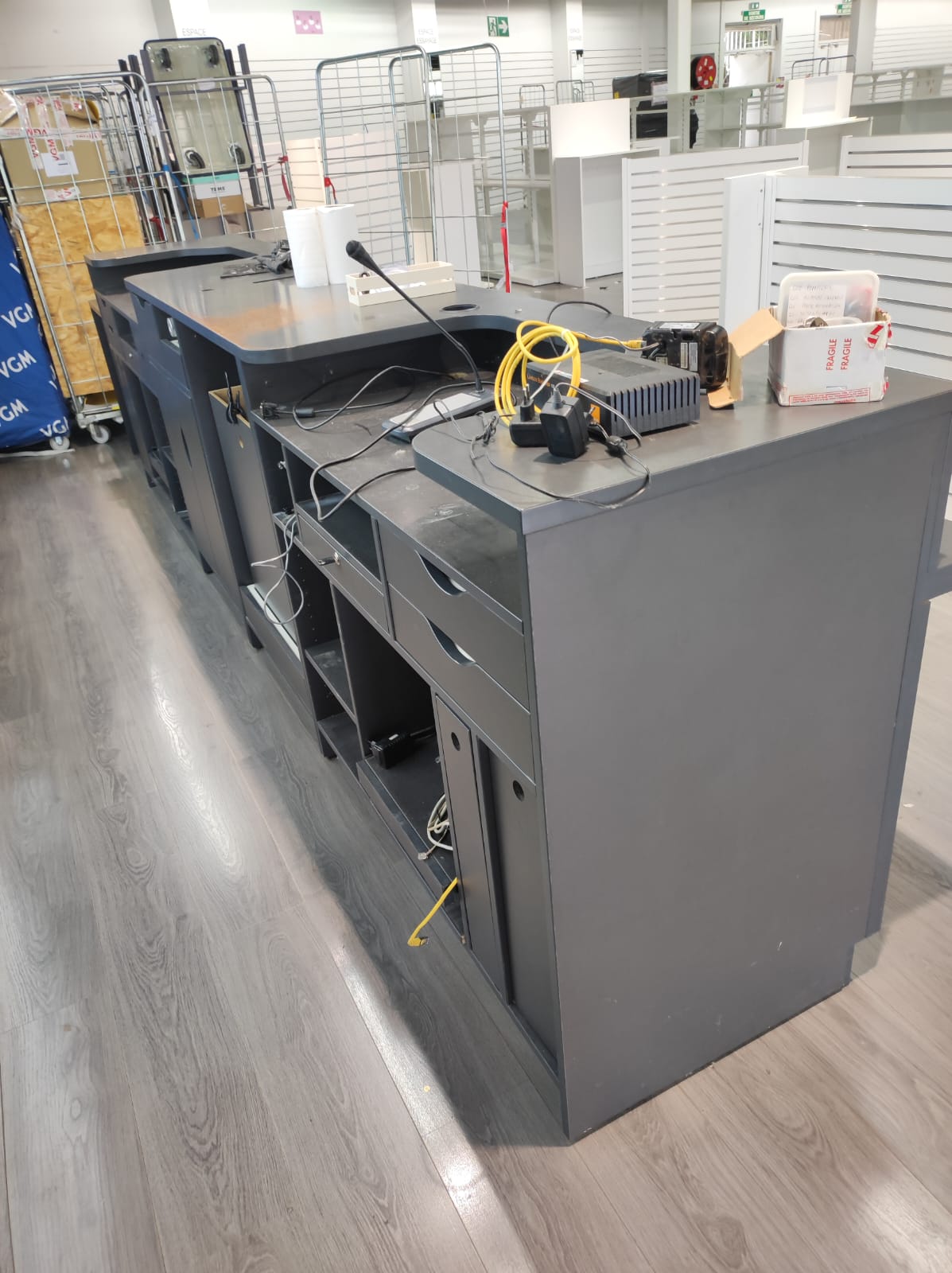 Comptoir d'accueil gris anthracite avec module PMR – L445 cm