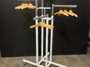 Portant 4 bras blanc et gris métallique – H176 cm