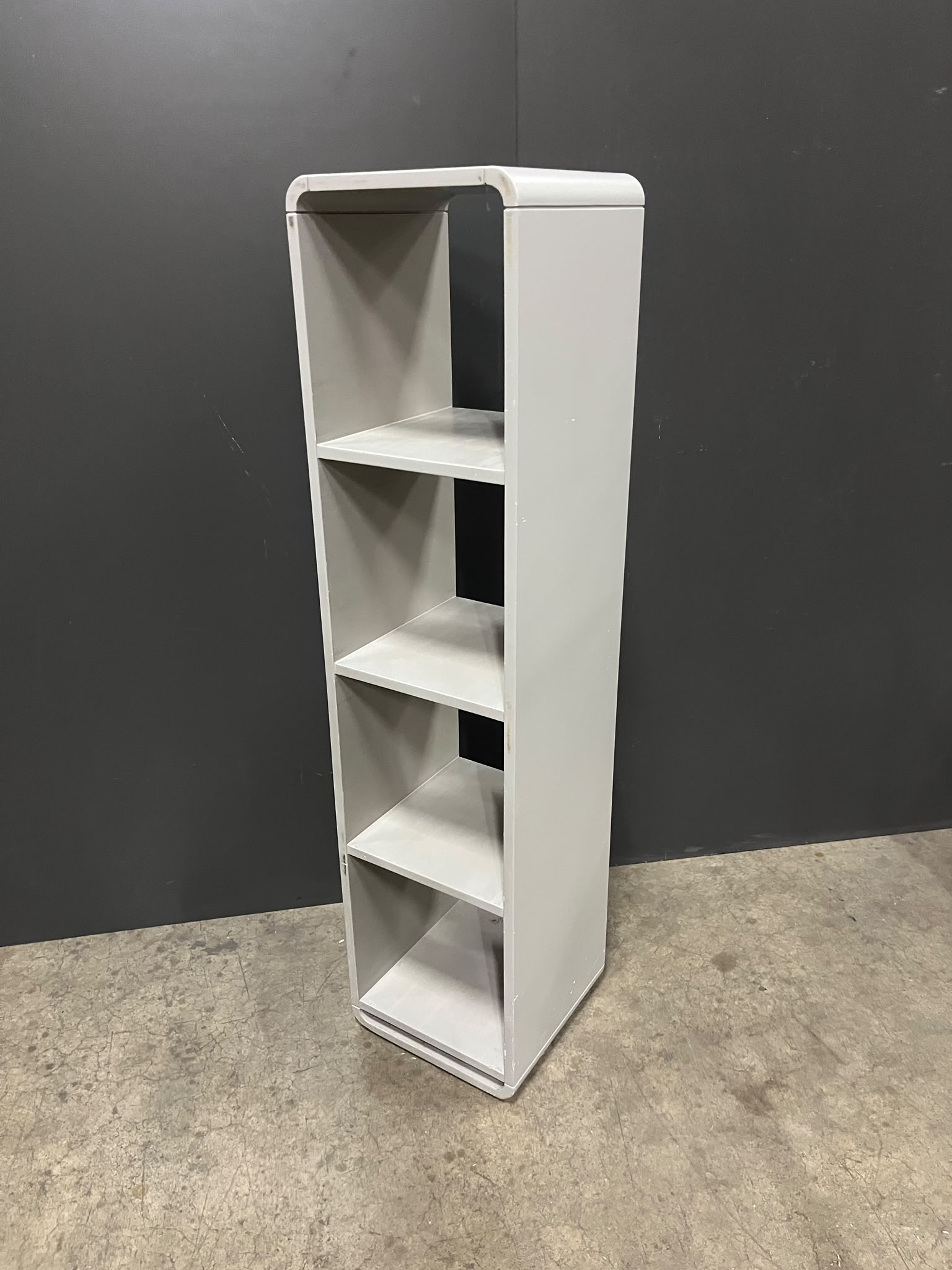 Colonne étagère 4 cases en bois gris – H139,5 cm