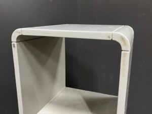 Colonne étagère 4 cases en bois gris – H139,5 cm