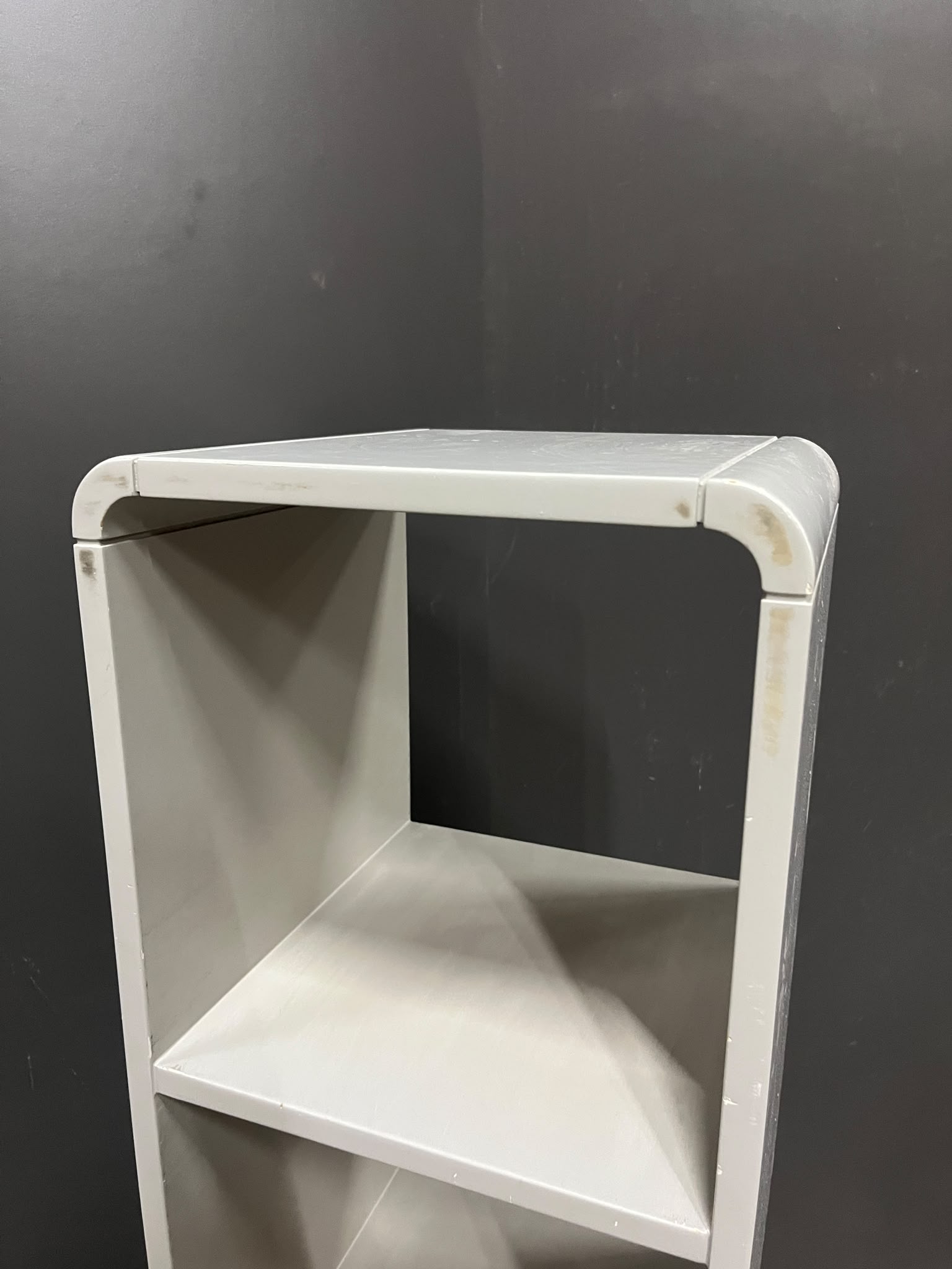Colonne étagère 4 cases en bois gris – H139,5 cm