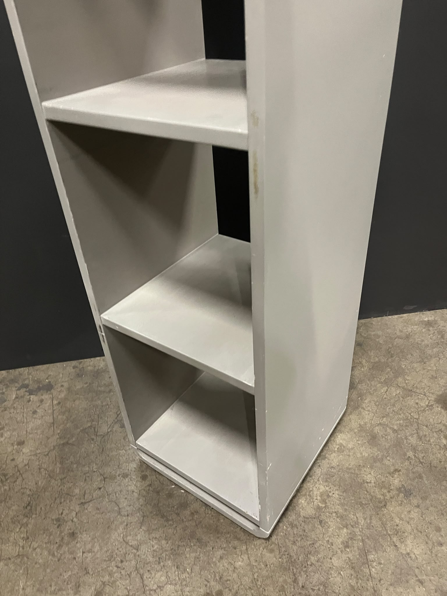 Colonne étagère 4 cases en bois gris – H139,5 cm