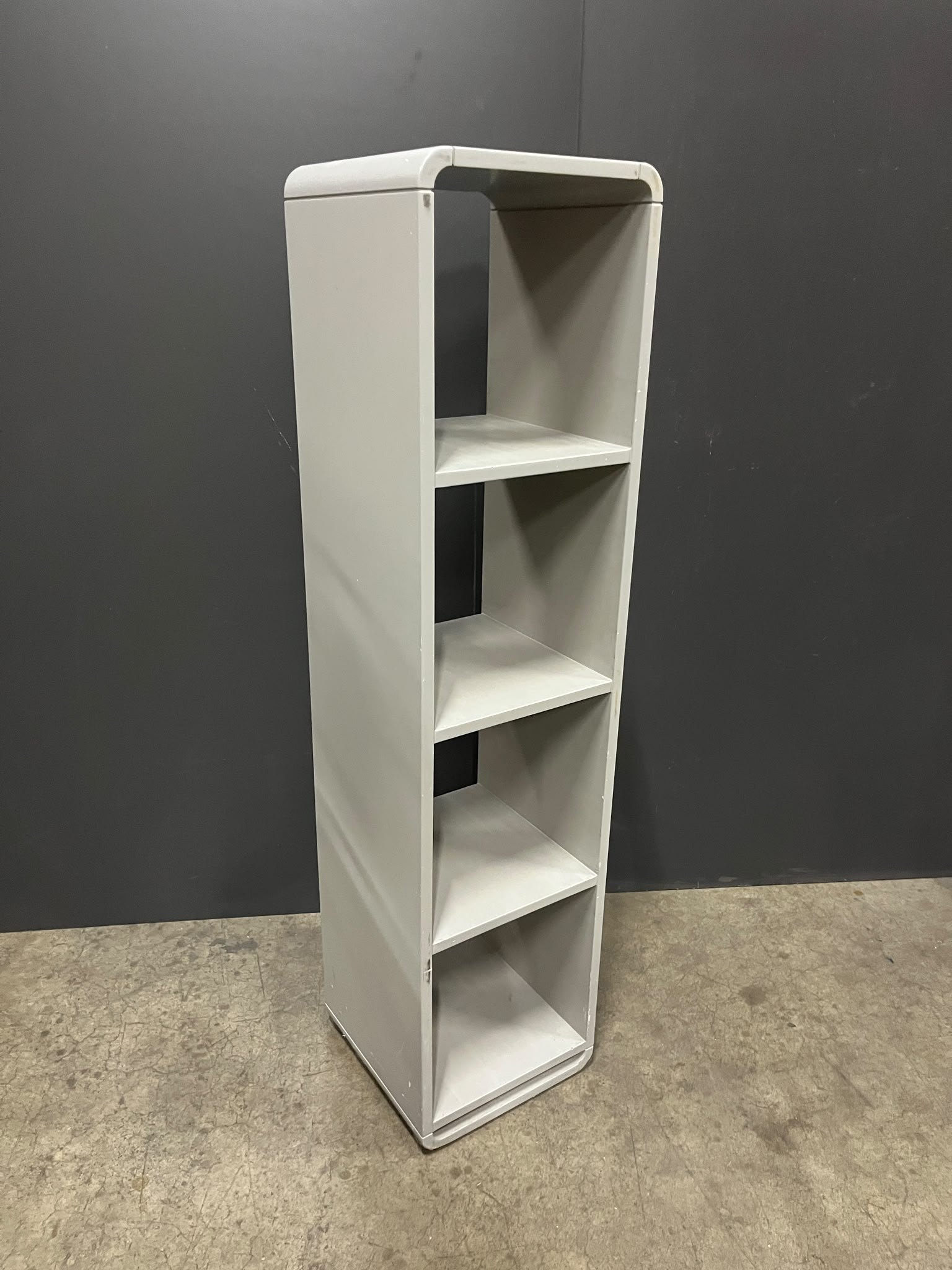 Colonne étagère 4 cases en bois gris – H139,5 cm