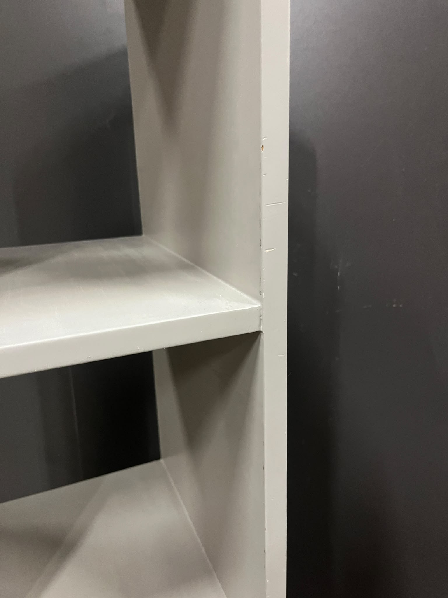 Colonne étagère 4 cases en bois gris – H139,5 cm