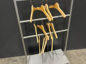 Portant range-cintres métallique gris sur roulettes – L60 × H102 cm
