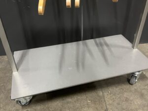 Portant range-cintres métallique gris sur roulettes – L60 × H102 cm