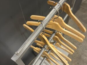 Portant range-cintres métallique gris sur roulettes – L60 × H102 cm