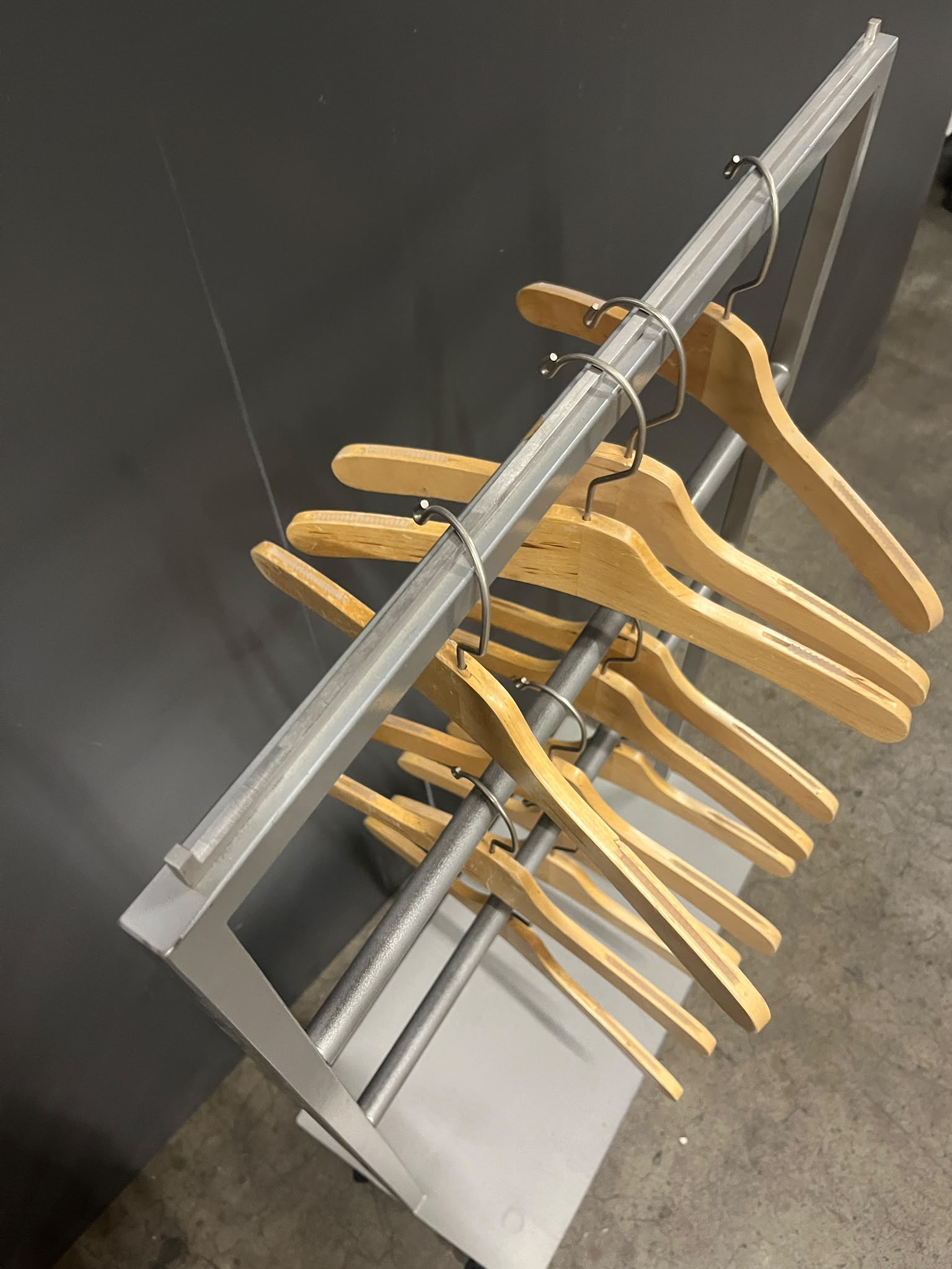 Portant range-cintres métallique gris sur roulettes – L60 × H102 cm