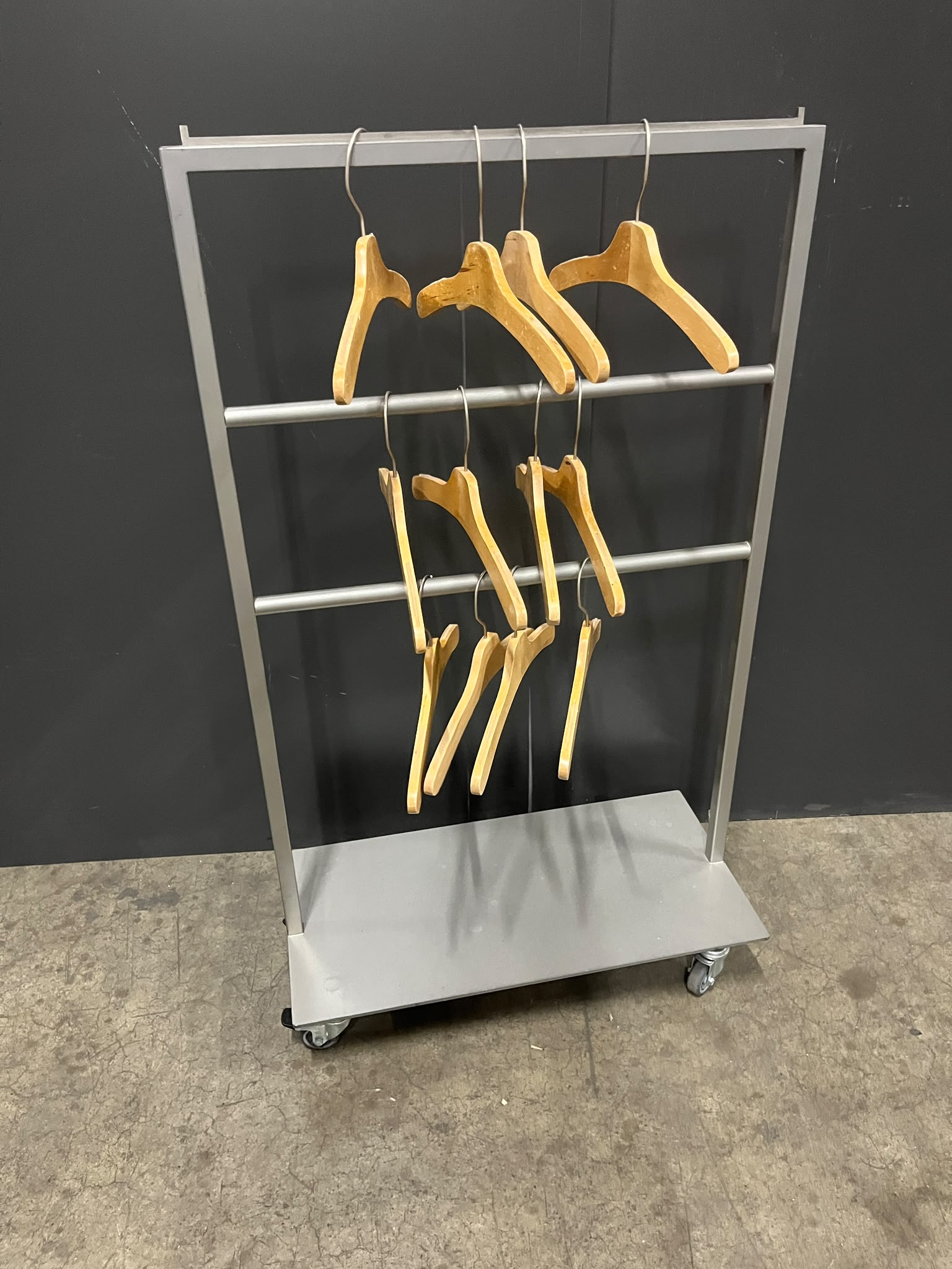 Portant range-cintres métallique gris sur roulettes – L60 × H102 cm