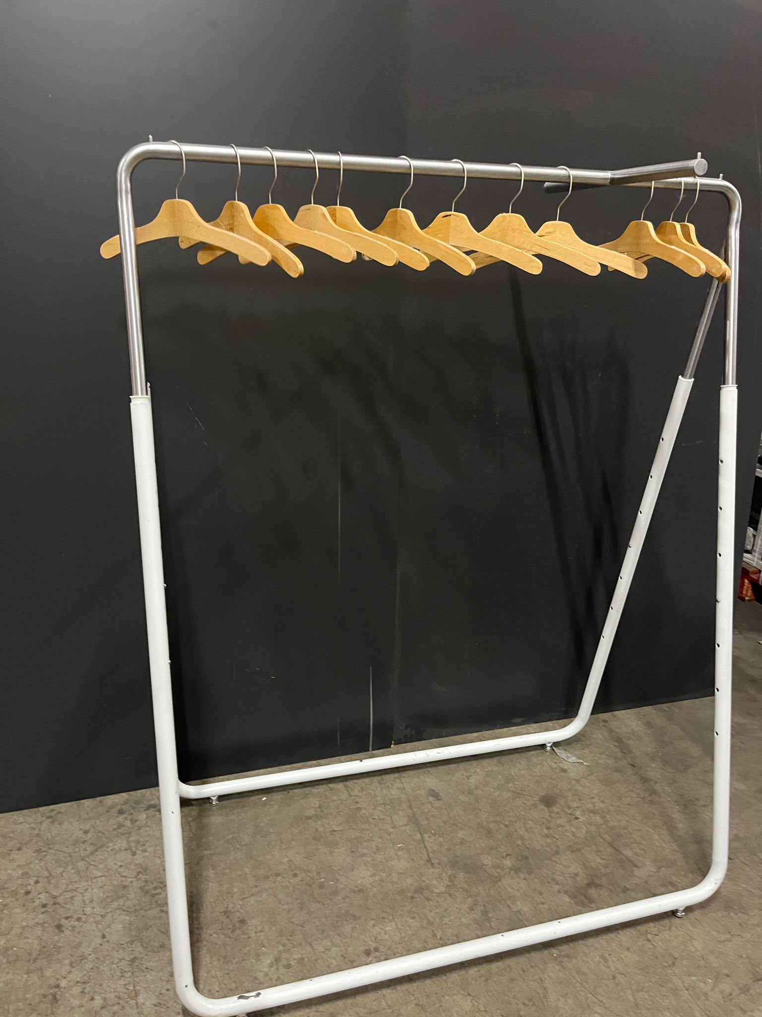 Portant blanc et gris métallique réglable – L120 × H185 cm