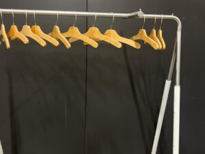 Portant blanc et gris métallique réglable – L120 × H185 cm