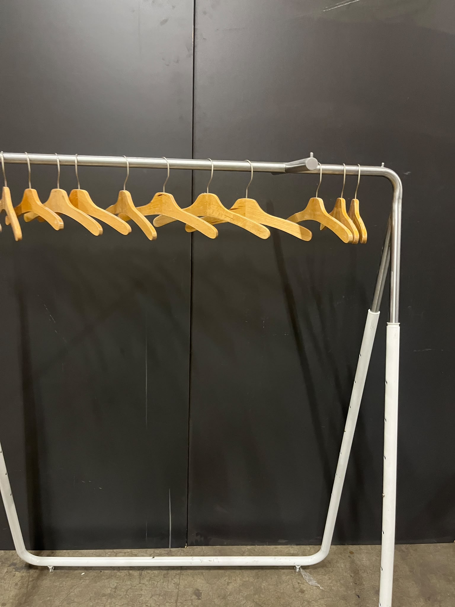 Portant blanc et gris métallique réglable – L120 × H185 cm