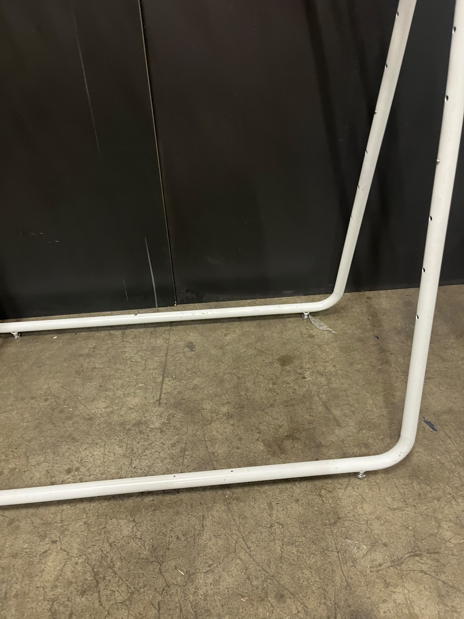 Portant blanc et gris métallique réglable – L120 × H185 cm