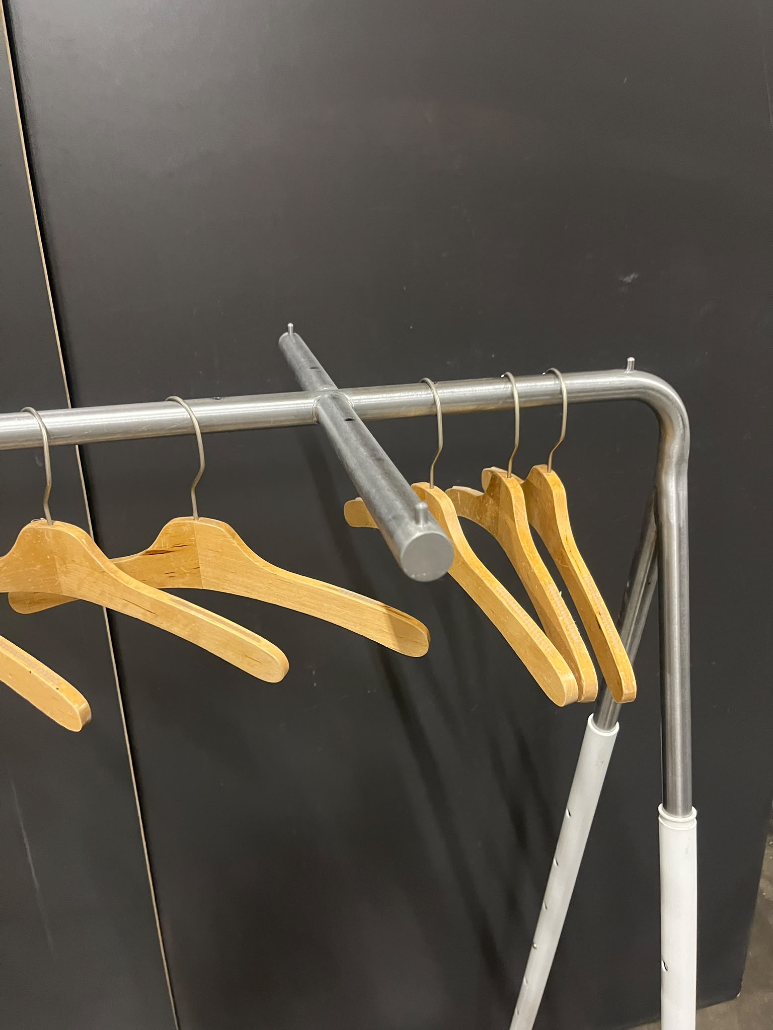 Portant blanc et gris métallique réglable – L120 × H185 cm