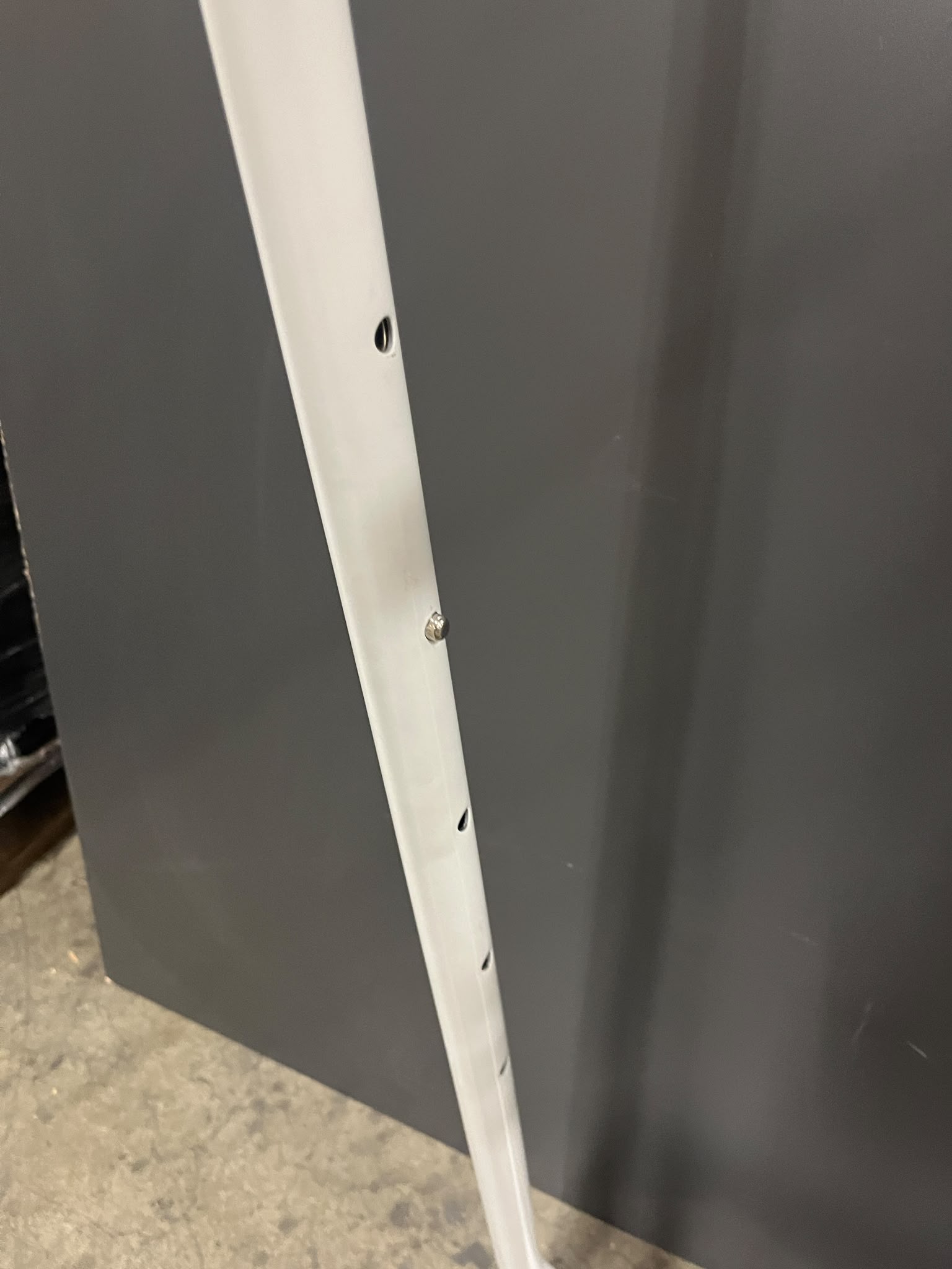 Portant blanc et gris métallique réglable – L120 × H185 cm