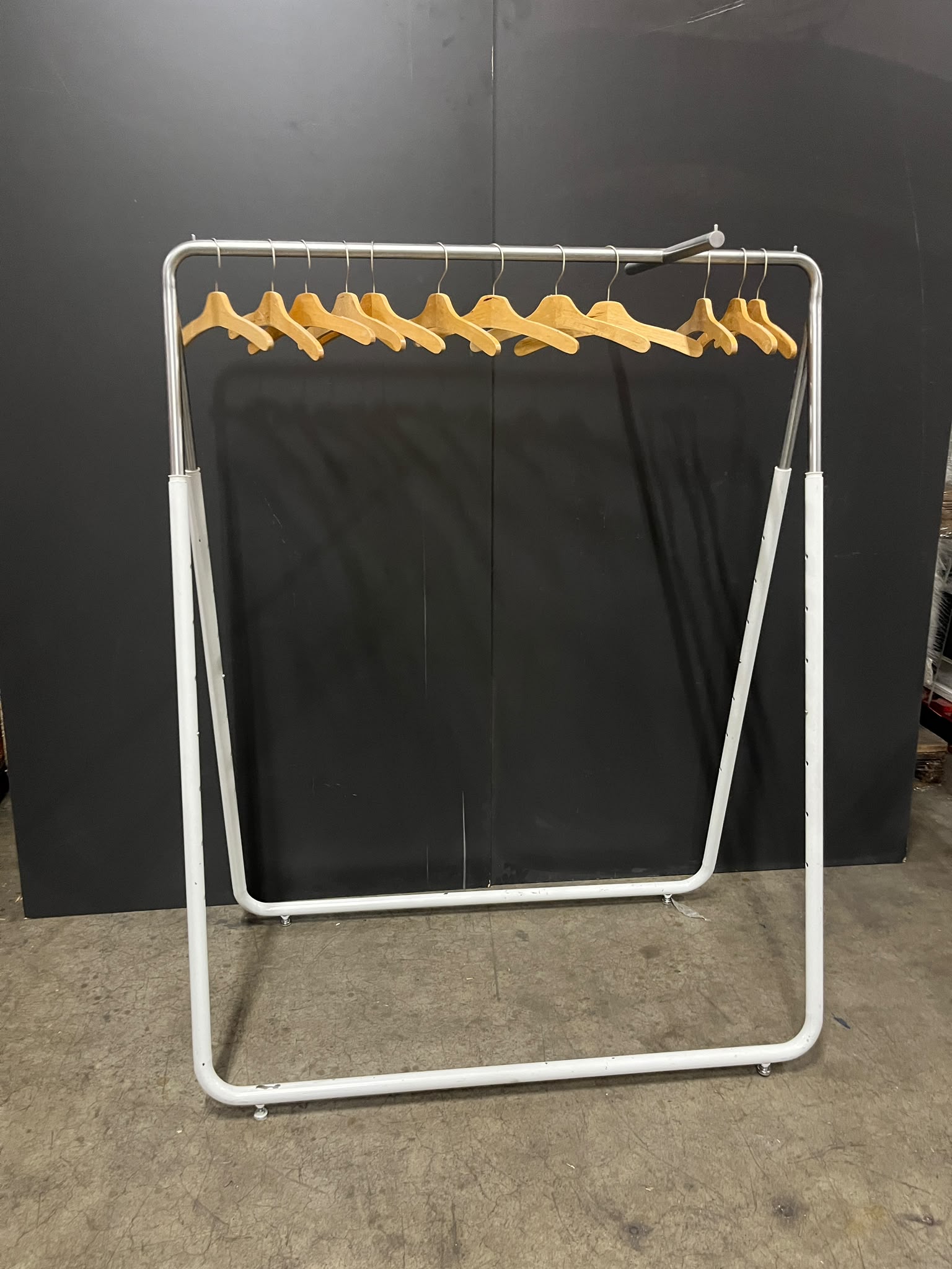 Portant blanc et gris métallique réglable – L120 × H185 cm