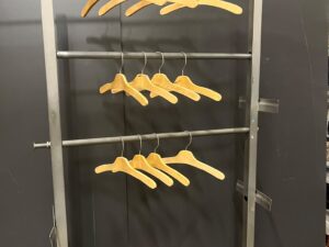 Portant range-cintres sur roulettes en bois et métal – 4 niveaux – L120 cm
