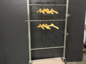 Portant range-cintres sur roulettes en bois et métal – 4 niveaux – L120 cm