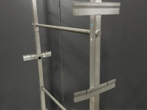 Portant range-cintres sur roulettes en bois et métal – 4 niveaux – L120 cm