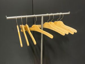 Portant métallique avec socle en bois – H112