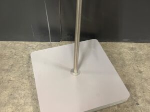 Portant métallique avec socle en bois – H112