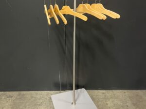 Portant métallique avec socle en bois – H112