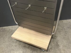 Présentoir central panneau rainuré avec 22 broches – L68 × P45 × H157 cm