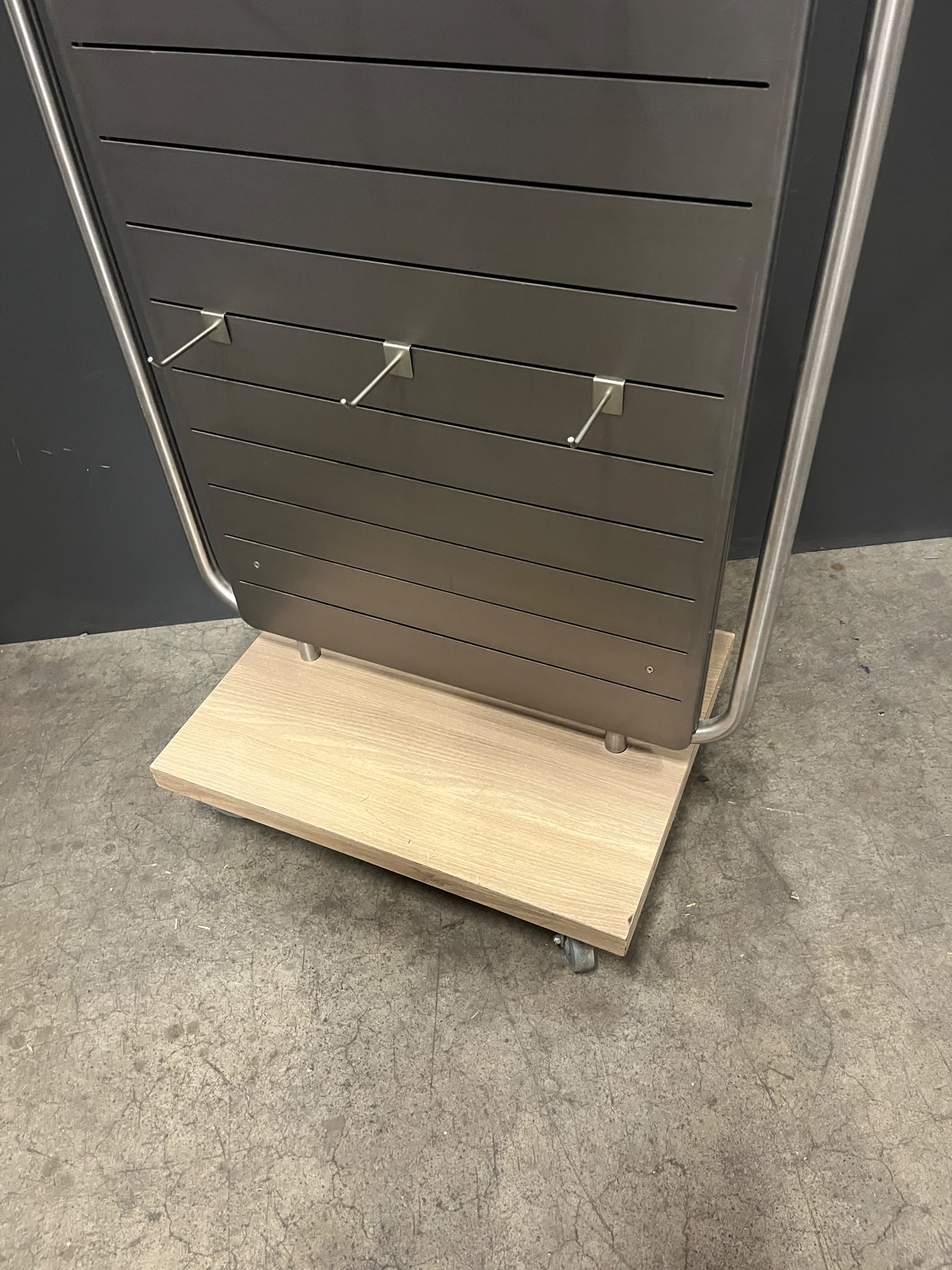 Présentoir central panneau rainuré avec 22 broches – L68 × P45 × H157 cm