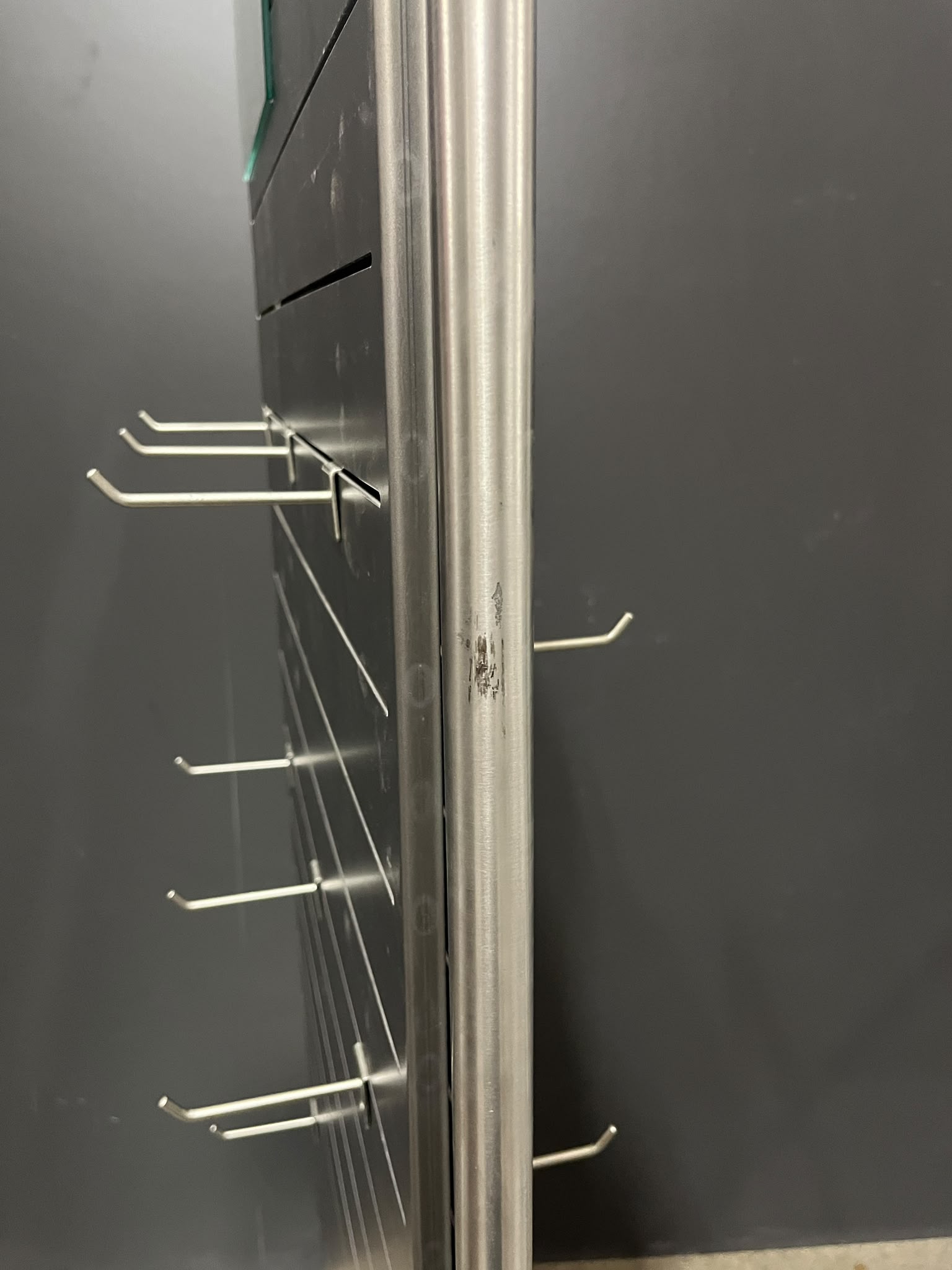 Présentoir central panneau rainuré avec 22 broches – L68 × P45 × H157 cm