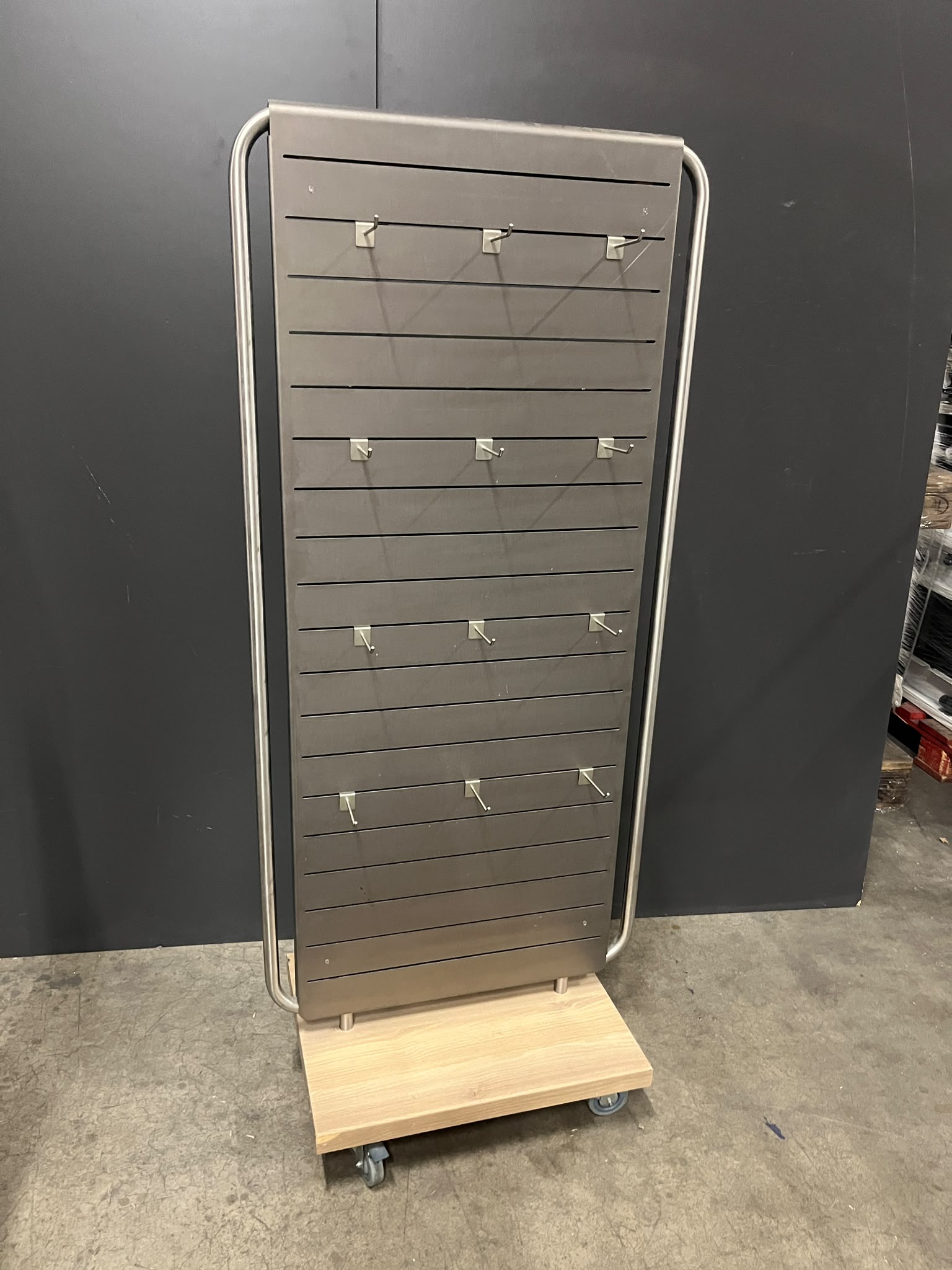 Présentoir central panneau rainuré avec 22 broches – L68 × P45 × H157 cm