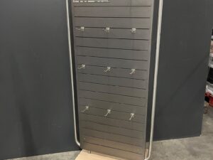 Présentoir central panneau rainuré avec 22 broches – L68 × P45 × H157 cm